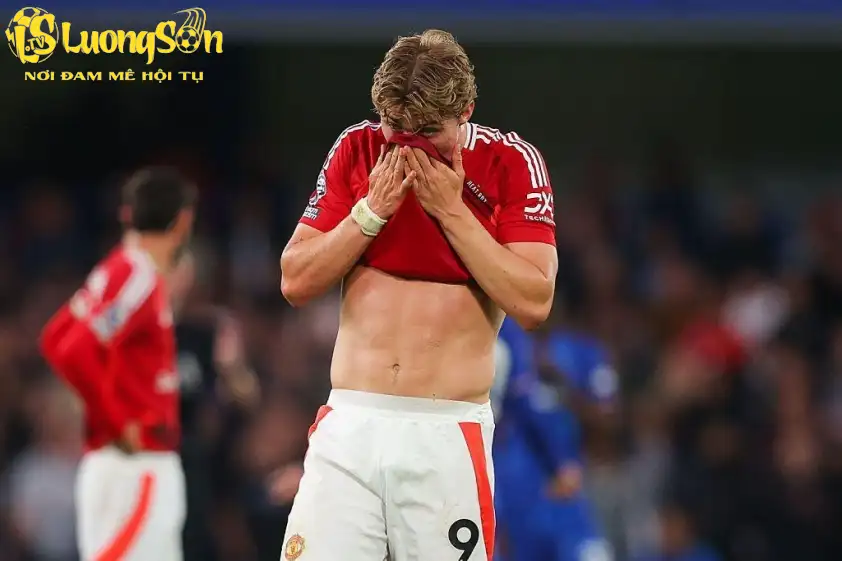Hojlund không thể gánh vác hàng công của Man United